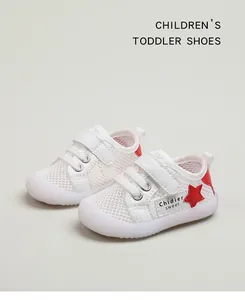Detailansicht der weißen, atmungsaktiven Mesh-Lauflernschuhe mit stilvollem rotem Stern.