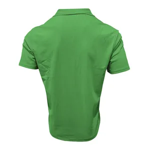 Vista posteriore di una polo verde a coste da uomo con colletto a rever classico