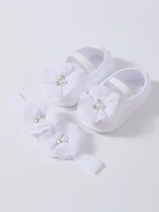 Belles chaussures de bébé blanches à fleurs et ensemble de bandeau en perles assorti