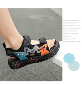 Detailansicht der schwarzen Freizeitsandalen für Jungen mit Wellenmuster und Mesh