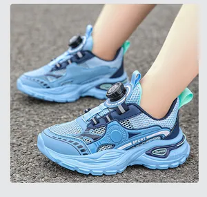 Gros plan de la chaussure de course en mesh respirant pour enfants avec boucle rotative réglable