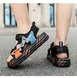 Detailansicht der schwarzen Sport-Sandalen für Jungen mit orange-blauen Akzenten