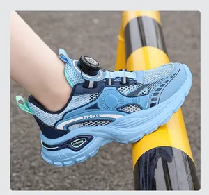 Gros plan d'une chaussure de sport bleue pour enfants avec mesh et système de cadran