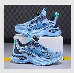 Vue détaillée de baskets bleues respirantes pour garçons avec boucle rotative pratique.