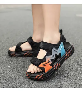 Seitenansicht der schwarzen Jungensandalen mit orangefarbenen und blauen Akzenten