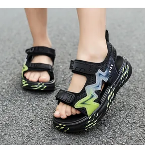 Detailansicht von bequemen Jungensandalen in Schwarz mit grünen Wellenmustern