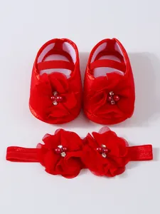 Élégantes chaussures de bébé rouges et ensemble bandeau à fleurs assorti pour nouveau-nées