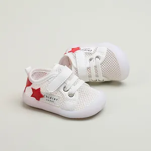 Atmungsaktive weiße Babyschuhe aus Mesh mit rotem Stern und weicher, rutschfester Sohle