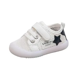 Weiße atmungsaktive Baby-Netzschuhe mit Stern-Detail und rutschfester weicher Gummisohle.
