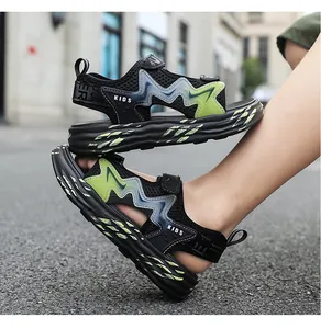 Schwarze und grüne Sommersandalen für Jungen mit rutschfester weicher Sohle am Fuß.