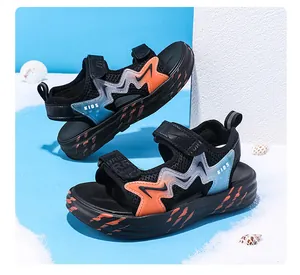 Detailansicht der schwarzen Kinder-Sommersandalen mit Blitzmuster und Klettverschluss.