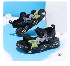 Detailansicht der schwarzen Jungensandalen mit rutschfester Sohle und neongrünen Akzenten.