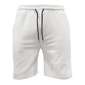 Dettaglio di pantaloncini bianchi da uomo a righe verticali con coulisse nera e elastico