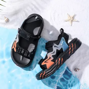 Jungen-Strandsandalen mit rutschfester weicher Sohle vor kreativem Strandhintergrund