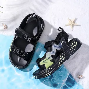 Rutschfeste Strandsandalen für Jungen mit weicher Sohle und gelbem Wellendesign
