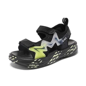 Sportliche schwarze Jungen-Sandalen mit lebhaftem Blitz-Design und weicher Anti-Rutsch-Sohle