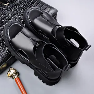 Sandali alla romana da uomo in pelle nera con suola spessa e design a punta aperta