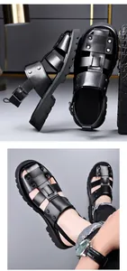 Detailweergave van zwarte herensandalen met dikke zolen en metalen klinknagels
