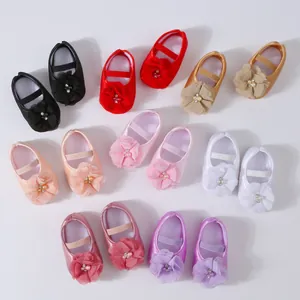 Chaussures de princesse pour bébé à semelle souple avec fleurs élégantes et perles.