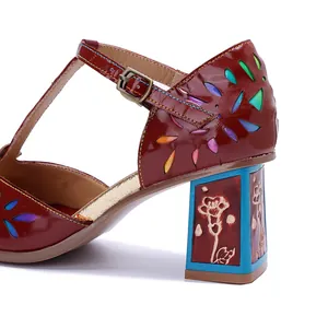 Nahaufnahme der Vintage-Ledersandale mit floral geprägtem Blockabsatz und Ausschnitten