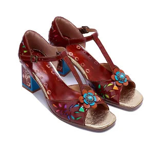 Detailansicht handgefertigter Leder-Retro-Sandalen mit bunten floralen Akzenten