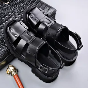 Heren zwarte platform Romeinse sandalen met gesloten teen en verstelbare gespen