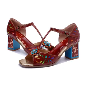 Detailansicht der handgefertigten Ledersandalen mit bunten hohlen Blumenmustern