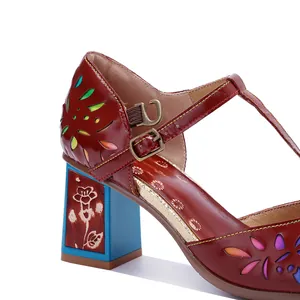 Nahaufnahme eines Vintage-Echtledersandalen-Absatzes mit handgefärbten hohlen Blumendetails