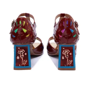 Rückansicht handgefertigter Leder-Sandalen im Vintage-Stil mit geblümten Blockabsätzen.