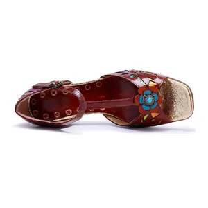 Draufsicht auf Vintage-Echtledersandalen mit hohlem Blumendesign und Blockabsatz.