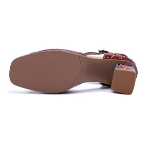 Unteransicht der Vintage-Leder-Sandalen mit quadratischem Absatz und Blumenmuster