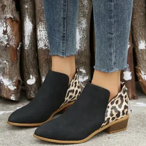 Detail der Damen-Stiefeletten mit Leopardenmuster-Patchwork und modischem Quasten-Reißverschluss.