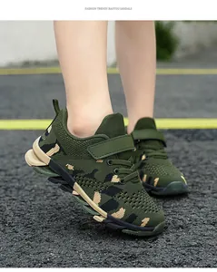 Primo piano di scarpe da ginnastica mimetiche traspiranti per bambini all'aperto