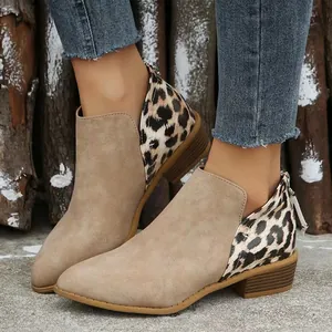Nahaufnahme von Stiefeletten mit Leopardenmuster, Wildleder-Finish und Blockabsatz