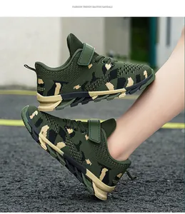 Primo piano di scarpe da corsa in mesh mimetico per ragazzi vista laterale dinamica