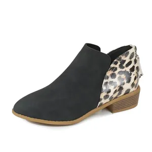 Detailansicht der modischen Damenstiefelette mit schwarzem Wildleder und Leopardenmuster