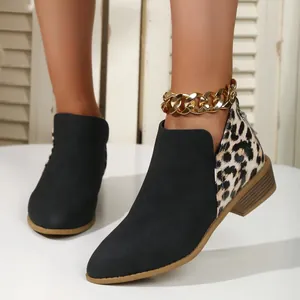 Detailansicht der Stiefeletten mit Leopardenmuster und klobiger Goldkette