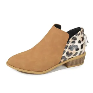 Detailansicht von Damen-Stiefeletten mit Leopardenmuster und braunem Wildleder-Obermaterial.