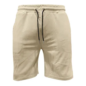 Dettaglio dei pantaloncini beige da uomo a coste verticali con coulisse regolabile in vita