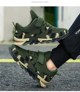 Dettaglio delle sneakers in mesh mimetiche verdi per bambini con chiusura a velcro