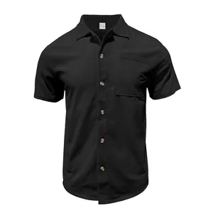 Dettaglio di una camicia nera a maniche corte da uomo con strisce testurizzate e taschino