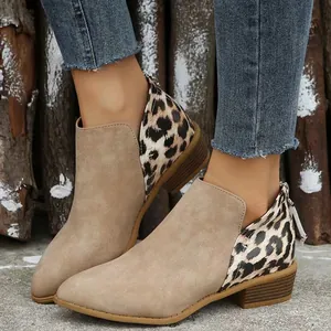 Detailaufnahme von modischen Damen-Stiefeletten mit Leopardenmuster und Wildleder-Finish