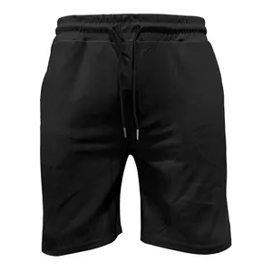 Dettaglio dei pantaloncini neri da uomo a strisce verticali con coulisse regolabile