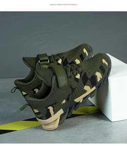 Dettaglio delle scarpe sportive da bambino in mesh mimetico traspirante con suola