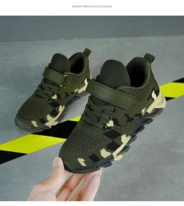 Dettaglio di scarpe da corsa mimetiche verdi traspiranti in mesh per bambini.