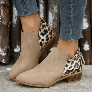 Detailansicht der Damenstiefeletten mit Leopardenmuster und beigem Wildleder-Patchwork