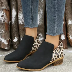 Detail von schwarzen Damen-Stiefeletten mit Leopardenmuster und kleinem Absatz