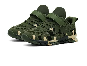 Dettaglio di scarpe da ginnastica mimetiche per bambini con velcro e rete