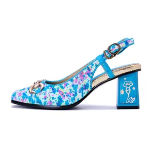 Perfil lateral de zapatos slingback con estampado floral y tacón grueso tallado