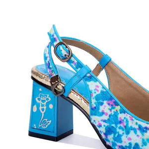 Detalle de sandalias florales de pelo de caballo con tacón ancho y hebilla retro